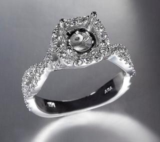 14 kt White Gold Diamond Halo Engagement Ring