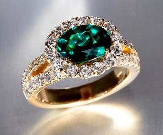 18 kt Yellow Gold Ring with 1 Green Tourmaline & 40 Diamonds